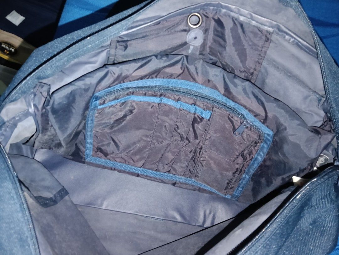 RAEBOK Navy Blue Messenger/ Shoulder/ Laptop Bag (Category: Sling Bags) located in Taguig. Submitted by iamyou_beepbop (Listing ID 1461664156, Image 3). Description: ❗ NEEDS WASHING ❗ - You can ask for additional pics or even a video to see the bags condition more clearly. Reason for selling: Decluttering and needing extra funds for academic needs. MOD 🚗: LALAMOVE (ONLY) extra tags: #school bag #computer bag #messenger bag #y2k bag #shoulder bag