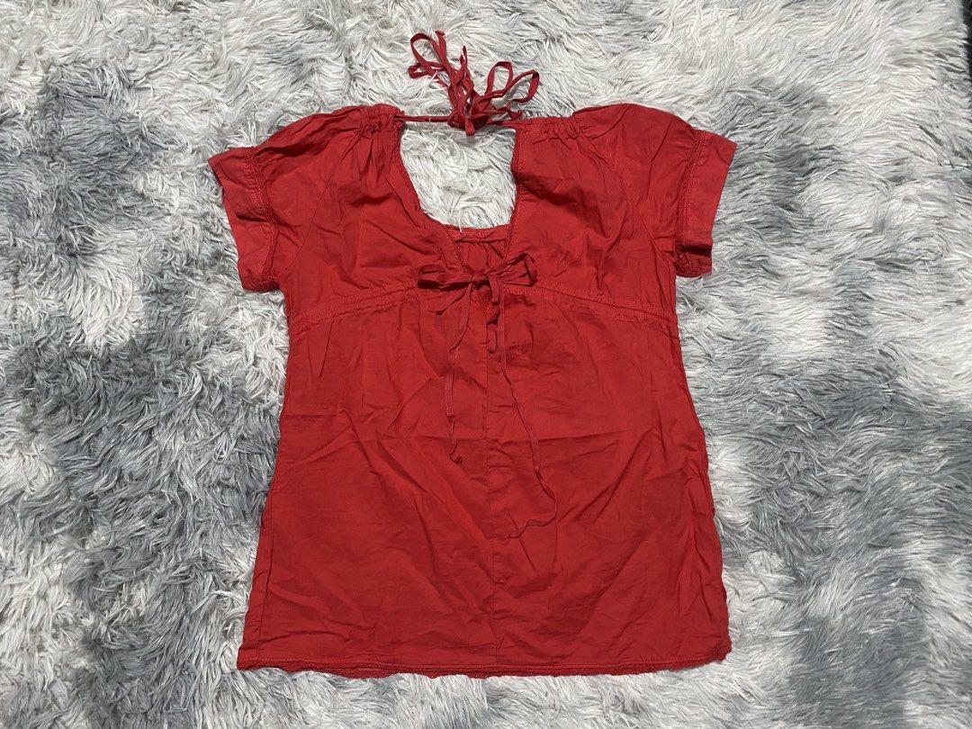 Red tie-front short sleeve top (Category: Blouses) located in Lopez. Submitted by k.clos (Listing ID 1461746818, Image 1). Description: - Cute red top - Short sleeves - Tie-front detail - Ties at the back of the neck - Lightweight, slightly crinkled fabric - Ideal for casual wear or as a beach cover-up.