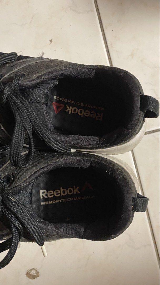 Reebok Black Shoes (Category: Sneakers) located in Imus. Submitted by soleilnandou (Listing ID 1461651092, Image 3). Description: - hindi ko na tanda name nung mismong sapatos pero reebok siya - ginamit lang for pe classes - tambak nalang kaya medyo madumi - can provide a different box .