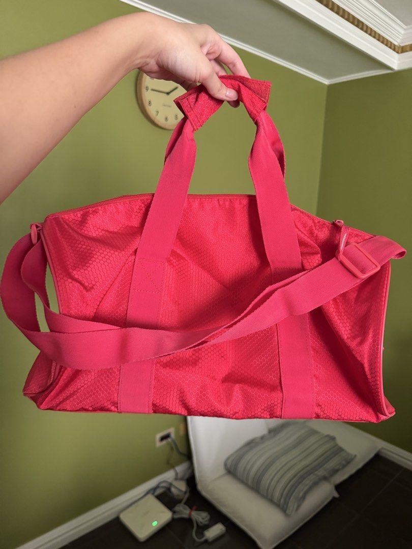 Reebok Gym Bag (Category: Shoulder Bags) located in Pasay City. Submitted by declutterwyza (Listing ID 1461571158, Image 2). Description: Reebok gym bag in pink. With one side pocket. No damages yet, I just don't use anymore..