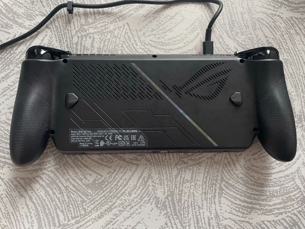 兩年保 ROG Xbox Ally X 24gb Vram 1TB SSD Z2 Extreme （分類：Xbox）位於 Hong Kong。 由 sparklinghanabi 提交（商品編號 1461658931，圖片 3）。簡介： 99新，購買不足兩個月，保證功能無任何問題，近乎全新。 香港豐澤購入，附贈原廠65w adapter。 因個人原因無盒。。
