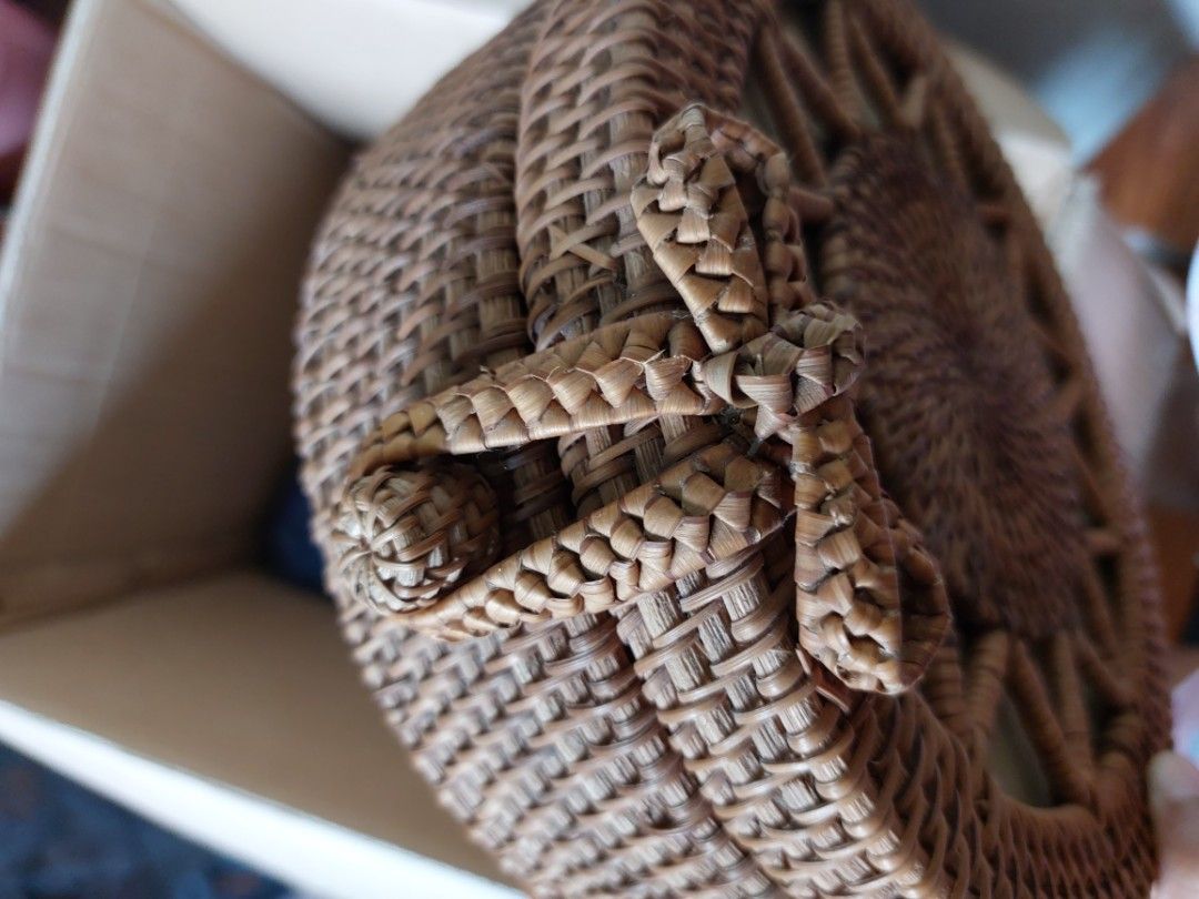 Round Bali Rattan Bag (Category: Beach Bags) located in Antipolo. Submitted by ms.marieyahs (Listing ID 1461602712, Image 3). Description: can send more photos if needed rfs: di na magamit bag itself okay na okay.. ung sling ok din but ung dulo may pinagkabitan nasa photo naman.. - can send more photos if needed. - lalamove shouldered by buyer.. - you may check my profile just in case may iba pang magustuhan. tnx!.