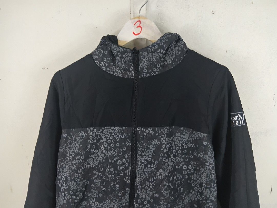 Roxy Reversible Jacket (Category: Coats, Jackets and Outerwear) located in Kota Bharu. Submitted by mhishop (Listing ID 1461581383, Image 2). Description: pit 23 inci labuh 26 inci condition cantik pos dfod.