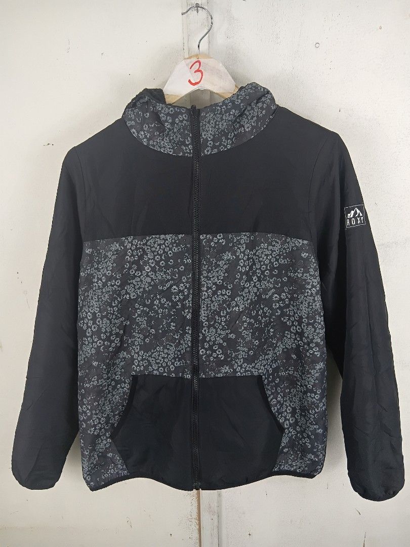 Roxy Reversible Jacket (Category: Coats, Jackets and Outerwear) located in Kota Bharu. Submitted by mhishop (Listing ID 1461581383, Image 1). Description: pit 23 inci labuh 26 inci condition cantik pos dfod.
