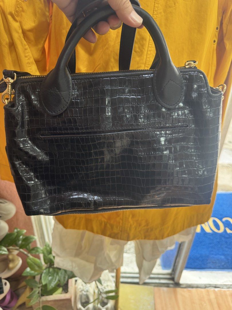 Salad 100% Original (Category: Cross-body Bags) located in Manila. Submitted by wildbear.e10374 (Listing ID 1461593054, Image 3). Description: Salad bag black color leather made With sling and with many compartments inside Very good quality. .