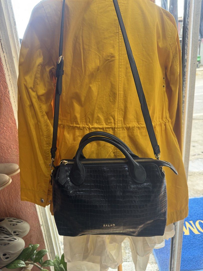 Salad 100% Original (Category: Cross-body Bags) located in Manila. Submitted by wildbear.e10374 (Listing ID 1461593054, Image 2). Description: Salad bag black color leather made With sling and with many compartments inside Very good quality. .