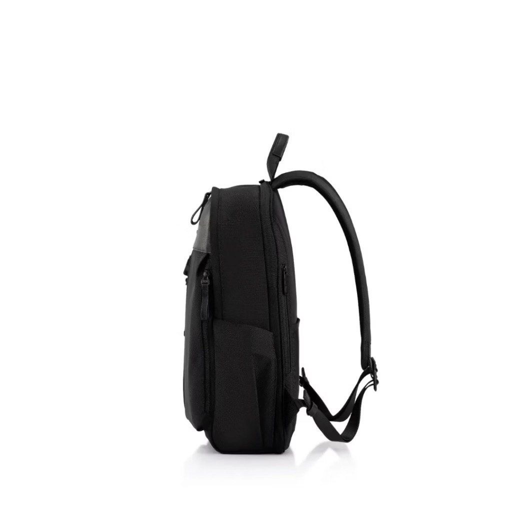 Samsonite Underscore Backpack 15" (Category: Backpacks) located in Singapore. Submitted by desire2shop (Listing ID 1461731882, Image 3). Description: - Classic black backpack - Padded compartment for laptops - Side pockets for water bottles/umbrellas - Adjustable, padded shoulder straps for comfort - Additional front zip pocket - Ideal for work or school - Clean, minimalist design .