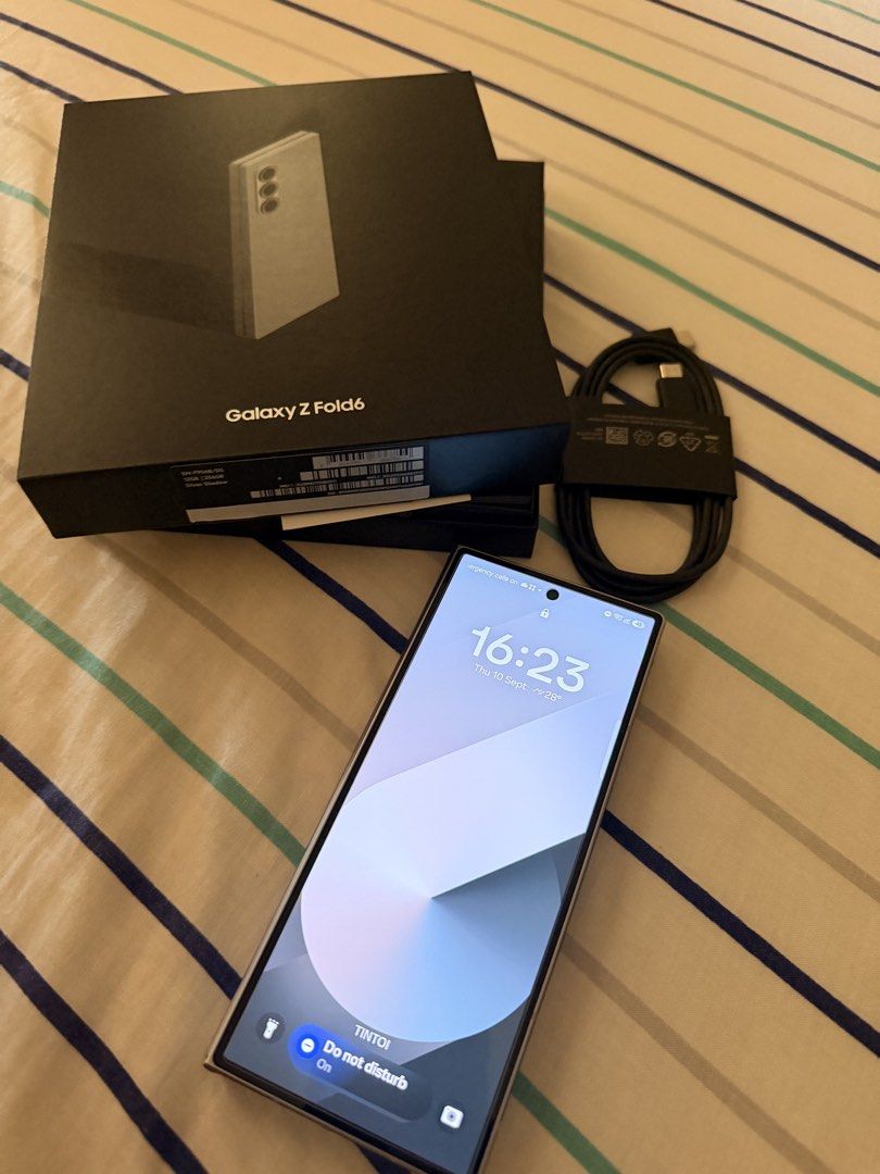 Samsung Fold 6 (Category: Samsung) located in Taguig. Submitted by christianj63752 (Listing ID 1461600830, Image 3). Description: For Sale: Fold 6 Silver with Black Skin Protector 12/ 256gb Complete Box and Unused charger Openline NTC 98% Smoothnes No issue No Amoled Burn No Dead Pixel Price : 32,000 RFS: Back up phone hindi nagagamit Meet up: Noveleta Cavite or MoA.
