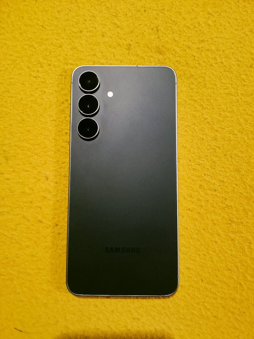 SAMSUNG S25 FE (Category: Announcements) located in Manila. Submitted by calmwolf.ed36b2 (Listing ID 1461630973, Image 3). Description: samsung s25 FE JETBLACK COLOR 512gb wala pang 1year need funds lang chat mw if you want thanks.