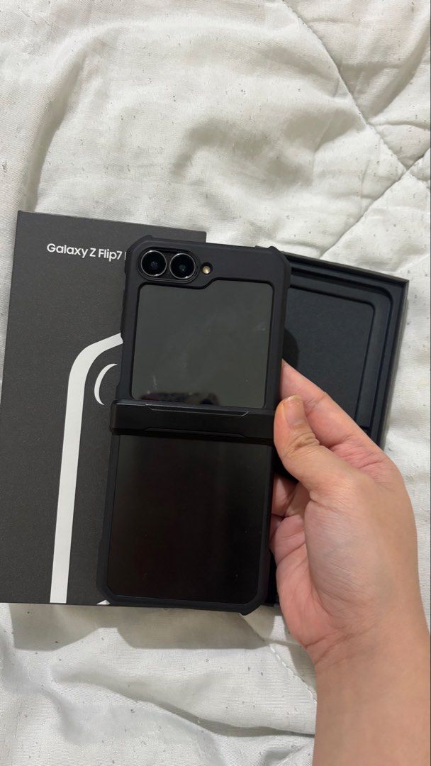 Samsung Z Flip7 FE (Category: Samsung) located in Magalang. Submitted by mvenetri (Listing ID 1461716497, Image 2). Description: Samsung Z Flip7 FE Black 256 GB - Smart locked - Used only for 3 months, good as new. Complete set with charger + og box - Used only as a spare phone - No issues, no scratches .
