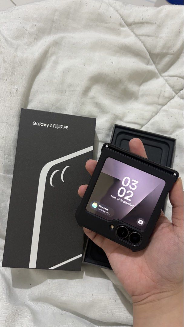 Samsung Z Flip7 FE (Category: Samsung) located in Magalang. Submitted by mvenetri (Listing ID 1461716497, Image 3). Description: Samsung Z Flip7 FE Black 256 GB - Smart locked - Used only for 3 months, good as new. Complete set with charger + og box - Used only as a spare phone - No issues, no scratches .