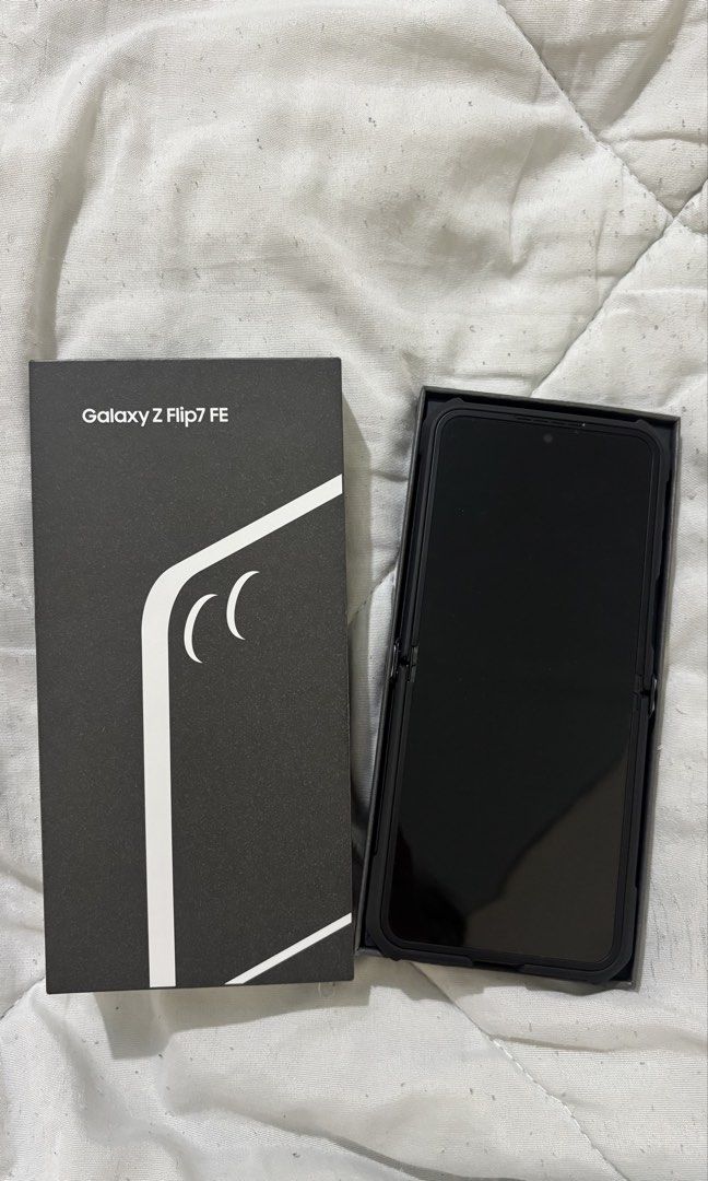 Samsung Z Flip7 FE (Category: Samsung) located in Magalang. Submitted by mvenetri (Listing ID 1461716497, Image 1). Description: Samsung Z Flip7 FE Black 256 GB - Smart locked - Used only for 3 months, good as new. Complete set with charger + og box - Used only as a spare phone - No issues, no scratches .
