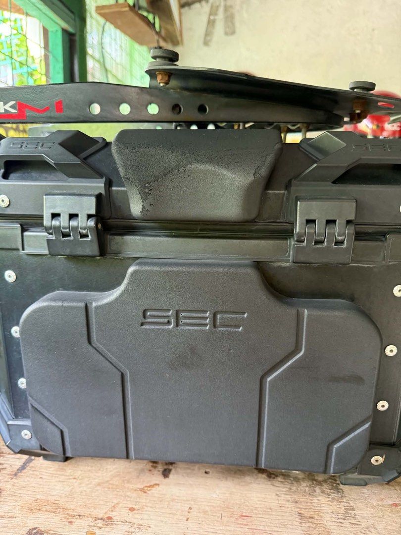 SEC Alloy 45L Topbox & Rack M Bracket (Category: Other Motorcycles Parts and Accessories) located in Imus. Submitted by theninetiesboxph (Listing ID 1461567364, Image 2). Description: ‼️For Sale ‼️ ✅ SEC Alloy Topbox 45L ✅ Rack M Bracket ✅Preloved, a few minor flaws ✅ Php 3,500 set (3K if today kukunin!) 📍Imus, Cavite.