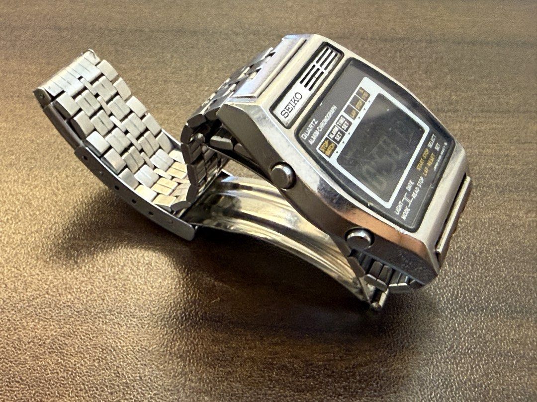 Seiko Classic Vintage Quartz Watch （分類：手錶）位於 Hong Kong。 由 yychan123982903 提交（商品編號 1461744169，圖片 3）。簡介： Hey there, watch enthusiasts! Up for grabs is a super cool vintage Seiko Quartz watch, straight from the classic era. This digital beauty features an alarm and chronograph function, perfect for keeping track of your time with that retro vibe. It's made from durable stainless steel and shows some signs of its journey through time, which just adds