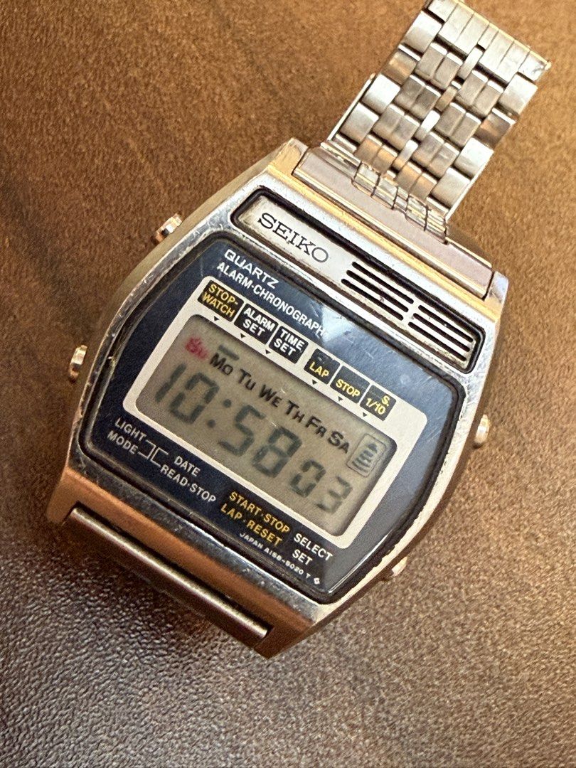 Seiko Classic Vintage Quartz Watch （分類：手錶）位於 Hong Kong。 由 yychan123982903 提交（商品編號 1461744169，圖片 1）。簡介： Hey there, watch enthusiasts! Up for grabs is a super cool vintage Seiko Quartz watch, straight from the classic era. This digital beauty features an alarm and chronograph function, perfect for keeping track of your time with that retro vibe. It's made from durable stainless steel and shows some signs of its journey through time, which just adds
