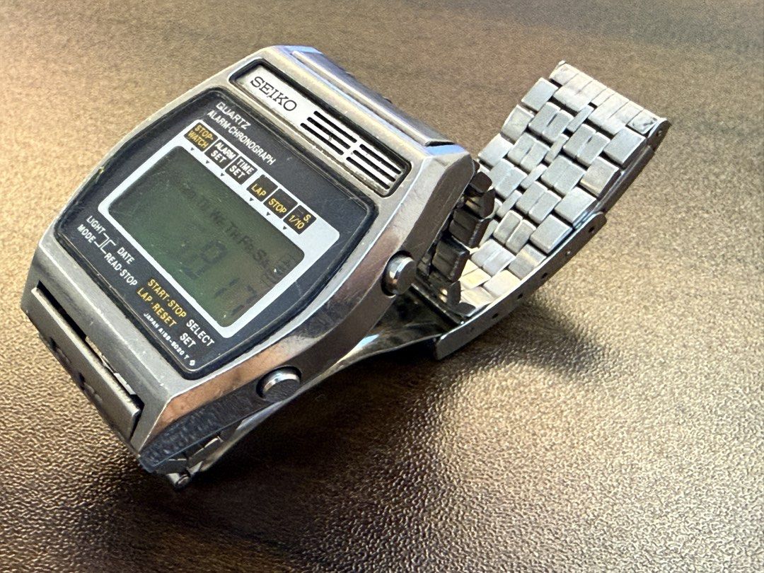 Seiko Classic Vintage Quartz Watch （分類：手錶）位於 Hong Kong。 由 yychan123982903 提交（商品編號 1461744169，圖片 2）。簡介： Hey there, watch enthusiasts! Up for grabs is a super cool vintage Seiko Quartz watch, straight from the classic era. This digital beauty features an alarm and chronograph function, perfect for keeping track of your time with that retro vibe. It's made from durable stainless steel and shows some signs of its journey through time, which just adds