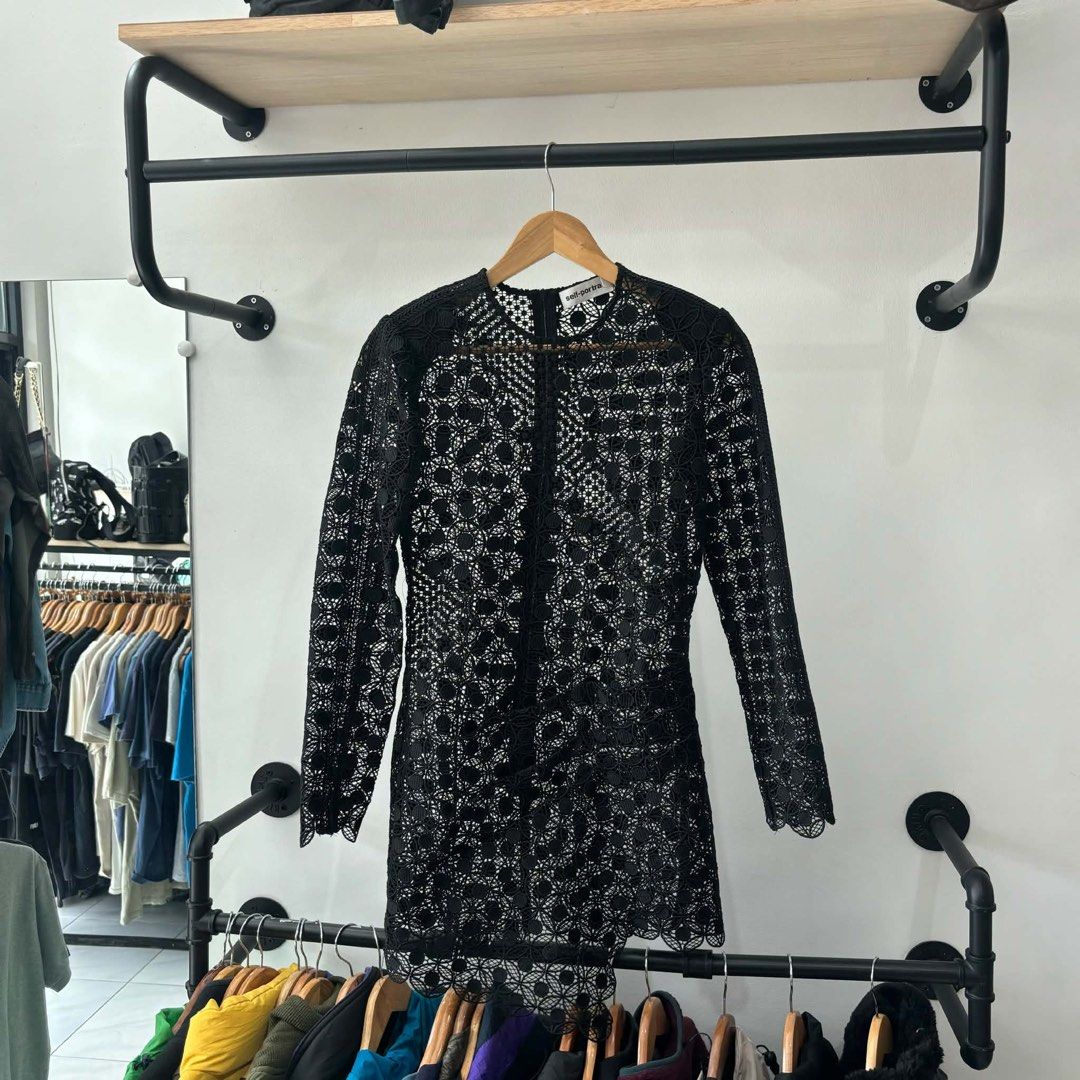 Self - Portrait laced dress (Category: Dresses) located in Bambang. Submitted by heats777 (Listing ID 1461639755, Image 2). Description: Excellent condition No issues Size: UK 8 US 4 on tag.