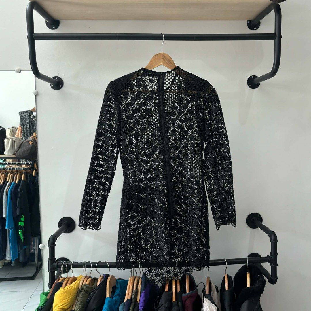 Self - Portrait laced dress (Category: Dresses) located in Bambang. Submitted by heats777 (Listing ID 1461639755, Image 3). Description: Excellent condition No issues Size: UK 8 US 4 on tag.