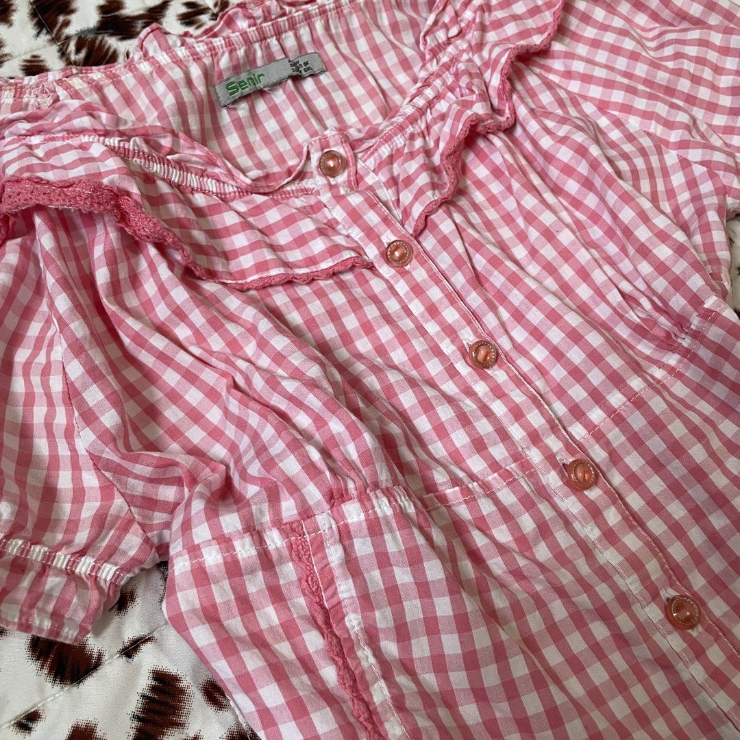 Semir Pink Gingham Ruffle Top (Category: Others Tops) located in Manila. Submitted by bamz.col (Listing ID 1461708407, Image 2). Description: 𝜗𝜚˚⋆ Pink Checkered polo • small - medium • washed (ready to wear) • flaws: none • condition: 10/10 𐙚˚࿔ no to joy miners | no deleting comments | no cancellations | don’t mine if you cannot pay on time. mop: gcash mod: J&T.
