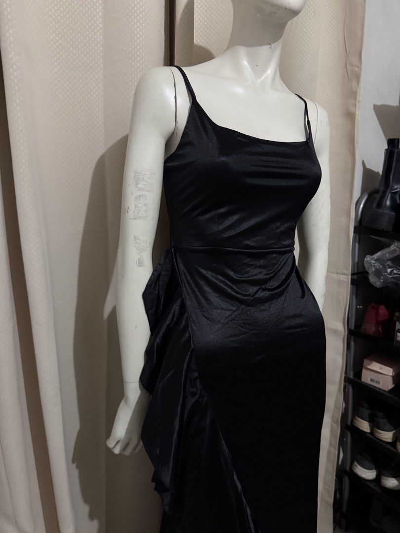 SHEIN Black Dress (Category: Evening dresses & gowns) located in Las Pinas. Submitted by sellerkjb (Listing ID 1461750294, Image 3). Description: BRAND NEW MEDIUM.