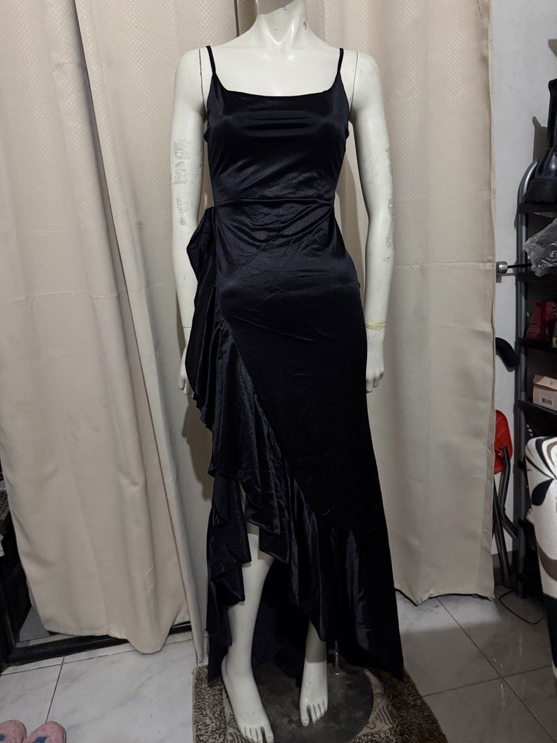 SHEIN Black Dress (Category: Evening dresses & gowns) located in Las Pinas. Submitted by sellerkjb (Listing ID 1461750294, Image 2). Description: BRAND NEW MEDIUM.