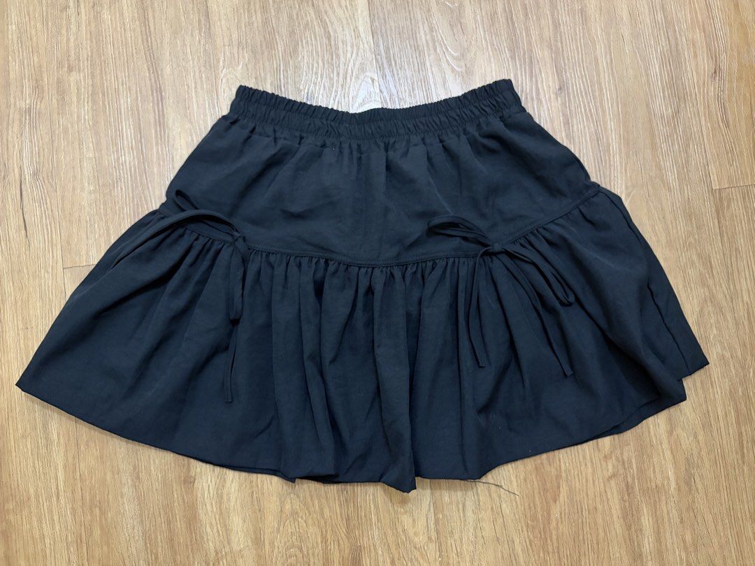 Short and long skirts (Category: Skirts) located in Taguig. Submitted by Shamieeee (Listing ID 1461731630, Image 2). Description: Floral h&m -euro34(small) like new Black skirt (inner short)-(Large)-like new Zara green long skirt-small (like new) H&m black and white fitted long skirt (like new) 150 each .