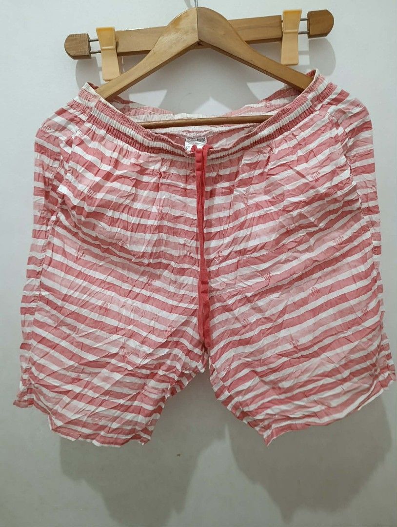 Short uniqlo (Category: Shorts) located in Mandaluyong City. Submitted by kasoysoythrift28 (Listing ID 1461675825, Image 1). Description: XL on tag.