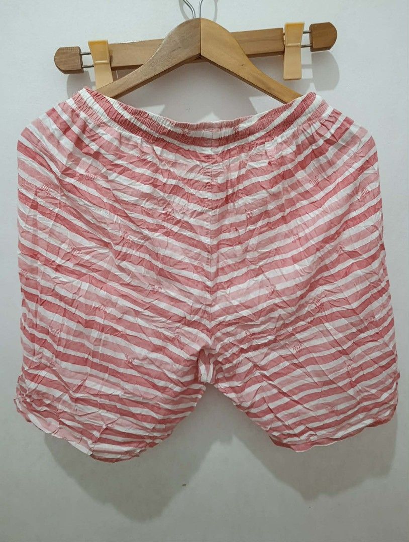 Short uniqlo (Category: Shorts) located in Mandaluyong City. Submitted by kasoysoythrift28 (Listing ID 1461675825, Image 2). Description: XL on tag.
