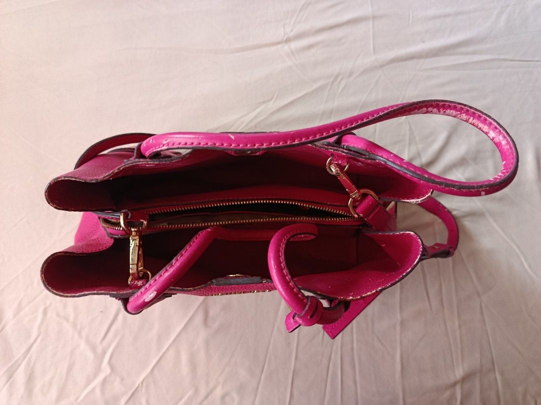 Shoulder bag (Category: Purses & Pouches) located in Pasig City. Submitted by pinkymon1029 (Listing ID 1461737568, Image 1). Description: - Brand: Michael Kors - Color: Vibrant Pink - Style: Shoulder Bag - Hardware: Gold - Features: Stylish design, perfect for everyday use..