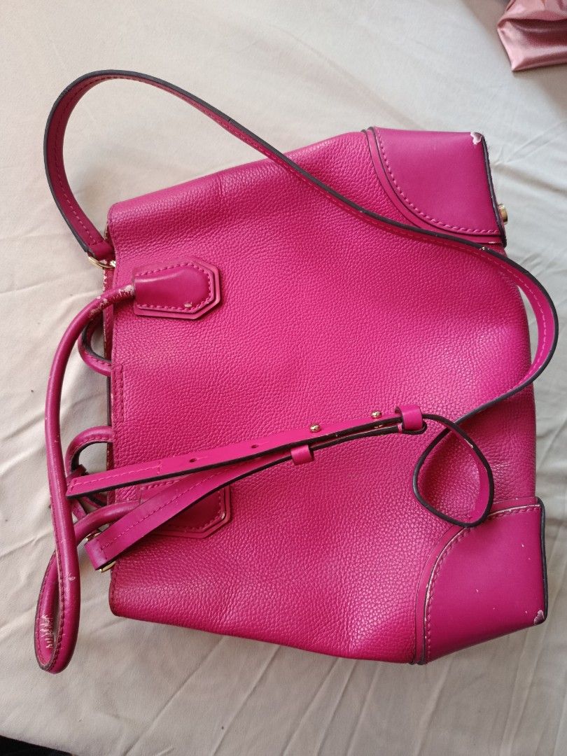 Shoulder bag (Category: Purses & Pouches) located in Pasig City. Submitted by pinkymon1029 (Listing ID 1461737568, Image 3). Description: - Brand: Michael Kors - Color: Vibrant Pink - Style: Shoulder Bag - Hardware: Gold - Features: Stylish design, perfect for everyday use..