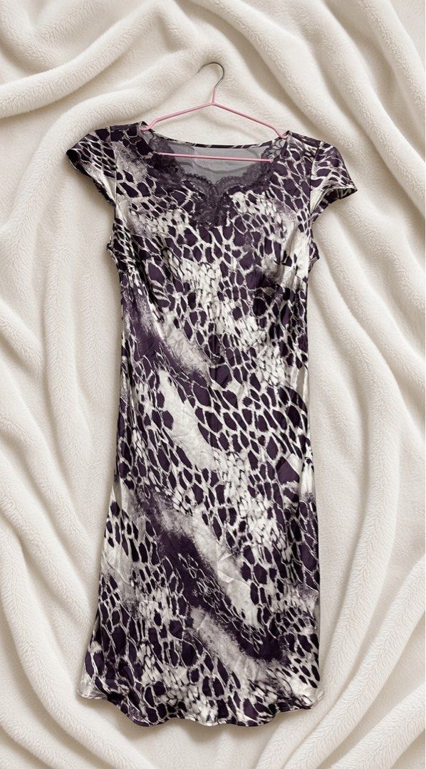 Silk mini dress (Category: Dresses) located in Manila. Submitted by zeekroo.ph (Listing ID 1461613809, Image 1). Description: 11/10 condition Silk Mini dress Size small No flaws or issues No brand Perfect for dinner night out 🌸seller’s favorite🌸.