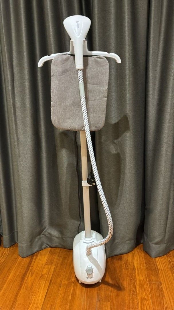 Simplus Steamer (Category: Irons & Steamers) located in Singapore. Submitted by fastdmover (Listing ID 1461690341, Image 1). Description: Simplus steamer. Used but still in good condition. Meet up at 439595 only..