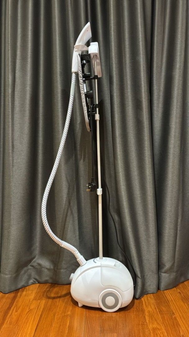 Simplus Steamer (Category: Irons & Steamers) located in Singapore. Submitted by fastdmover (Listing ID 1461690341, Image 3). Description: Simplus steamer. Used but still in good condition. Meet up at 439595 only..