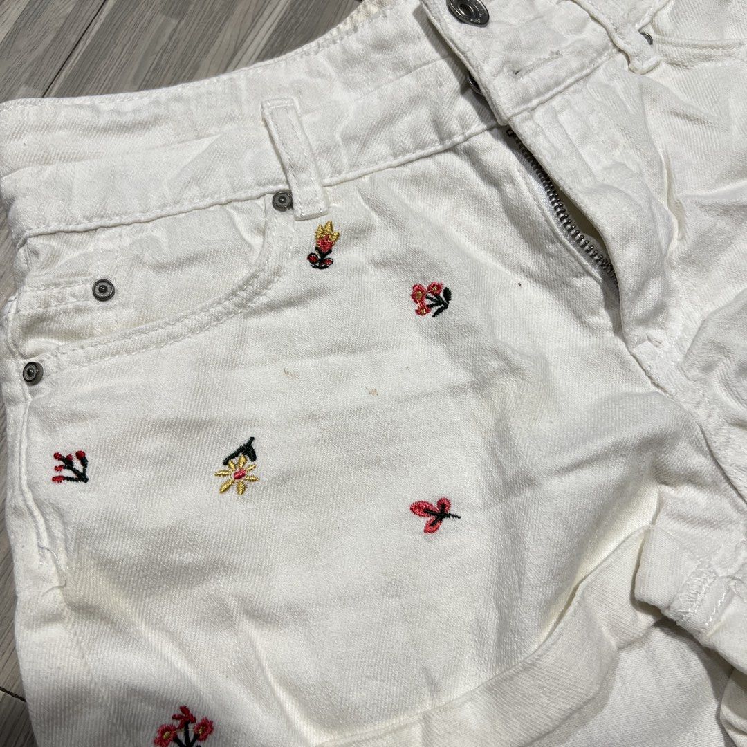 SIXTYEIGHT White Embroidered Denim Shorts Size Medium (Category: Shorts) located in Las Pinas. Submitted by veamesia_ (Listing ID 1461564450, Image 2). Description: - Brand: SIXTYEIGHT - Color: White Denim - Design: All-over embroidered floral pattern - Pockets: Two front, two back - Bought when I was in Korea - Size: Medium on tag (Size 25-26) ‼️NEED WASH ‼️ .