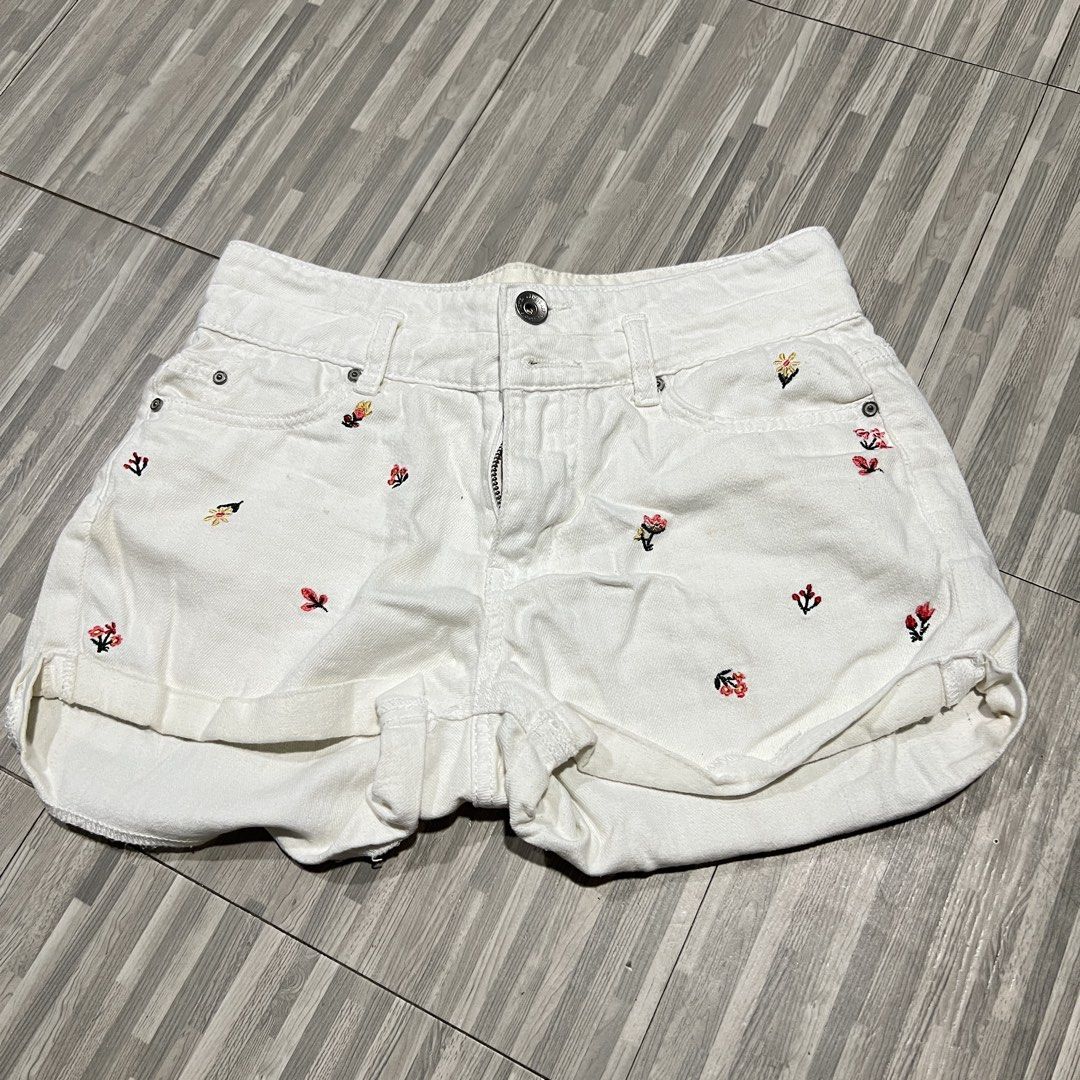 SIXTYEIGHT White Embroidered Denim Shorts Size Medium (Category: Shorts) located in Las Pinas. Submitted by veamesia_ (Listing ID 1461564450, Image 1). Description: - Brand: SIXTYEIGHT - Color: White Denim - Design: All-over embroidered floral pattern - Pockets: Two front, two back - Bought when I was in Korea - Size: Medium on tag (Size 25-26) ‼️NEED WASH ‼️ .