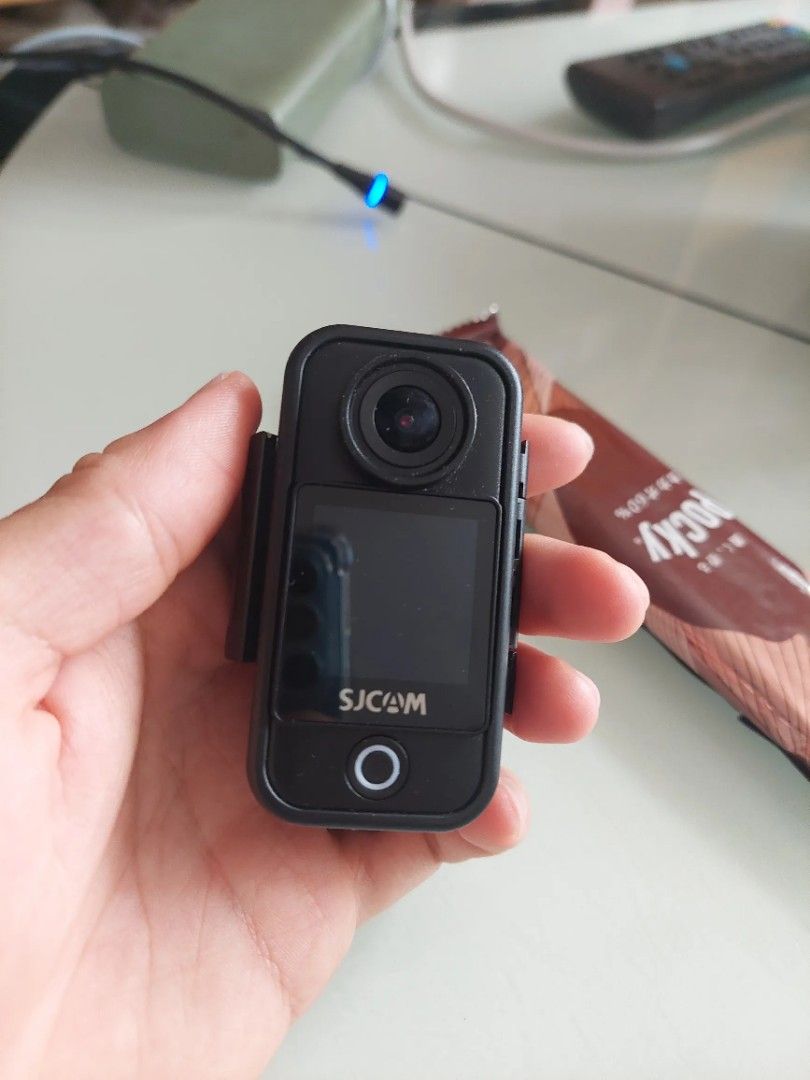 SJCAM C300運動相機 （分類：相機）位於 Hong Kong。 由 ymh2b30 提交（商品編號 1461594829，圖片 1）。簡介： SJCAM 運動相機，細細部好方便帶出街。影相拍片都得，啱晒去旅行或者做運動用。有埋個mon睇住影緊咩。有興趣就問下啦。原裝盒，齊件。只用過3-4次。