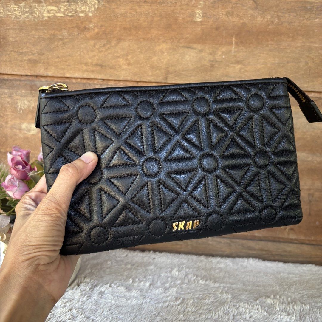 Skap Pouch wallet sling (Category: Purses & Pouches) located in Tarlac. Submitted by alta.mayo (Listing ID 1461774156, Image 1). Description: • Genuine leather • 8.5 x 5 inches • 8 cardslot • 3 compartment • ykk zip • with sling slot ( no sling included) Guaranteed 💯% Authentic ❎ No Reservation 📌 Mop: Gcash 📌 Courier: JNT 📌 Location: Tarlac.