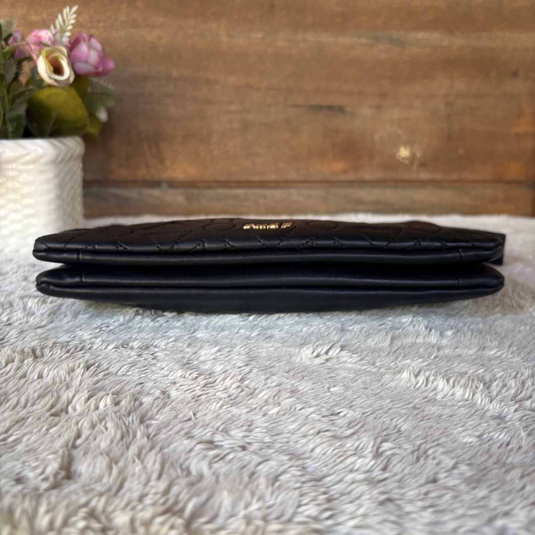 Skap Pouch wallet sling (Category: Purses & Pouches) located in Tarlac. Submitted by alta.mayo (Listing ID 1461774156, Image 2). Description: • Genuine leather • 8.5 x 5 inches • 8 cardslot • 3 compartment • ykk zip • with sling slot ( no sling included) Guaranteed 💯% Authentic ❎ No Reservation 📌 Mop: Gcash 📌 Courier: JNT 📌 Location: Tarlac.