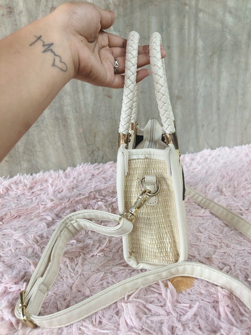 Small hand/sling bag (Category: Cross-body Bags) located in Manila. Submitted by ukay-ukaybylyn (Listing ID 1461568923, Image 2). Description: good condition💯 kasya phone and adjustable strap.