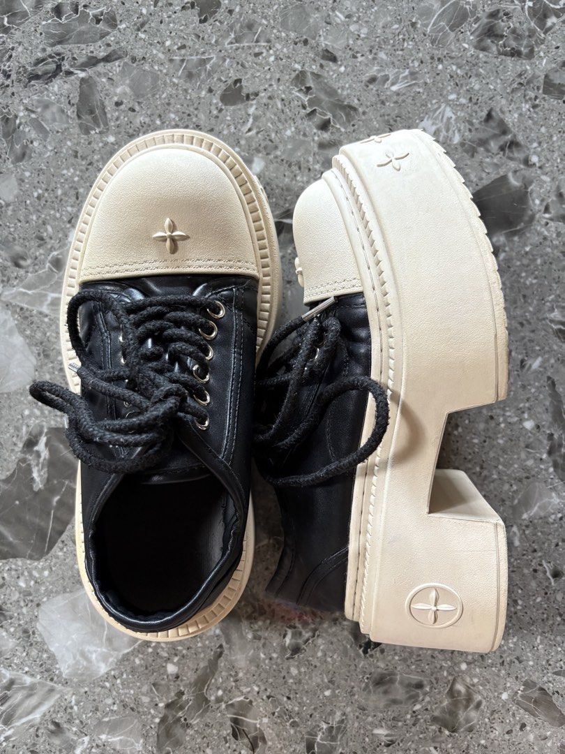 SMFK Compass Rider Wilderness Low-Top Platform Boots (Category: Boots) located in Cebu City. Submitted by stylingtrends.coll (Listing ID 1461618890, Image 1). Description: - Authentic, ambigat neto💯 - Color: Black and Cream - Features a chunky platform sole with embossed cross details - Lace-up closure - Adds height and makes a unique statement - Retails ₱25,300 online Size: US 7, 24 cm.