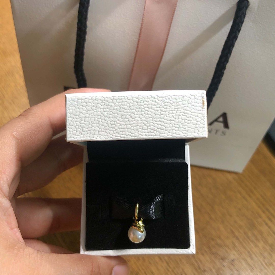 Snake Pearlescent Mini Dangle Charm (Category: Charms) located in Manila. Submitted by Pandorahope_30 (Listing ID 1461701489, Image 1). Description: .
