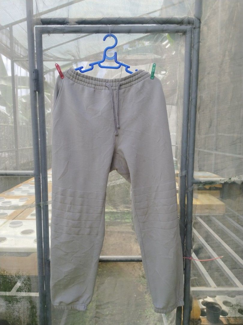 Snow Peak Sweatpants (Category: Joggers) located in Legazpi City. Submitted by genobecollectives (Listing ID 1461580451, Image 1). Description: Snow Peak sweatpants 600 free ship - Color: Beige - Size: Men's L (US L, EU XL) -30 - 35 waist -38 length - Features: Elastic waistband with drawstring, ribbed knee detailing issue nasa last pic. very good condition pa din dm📩.