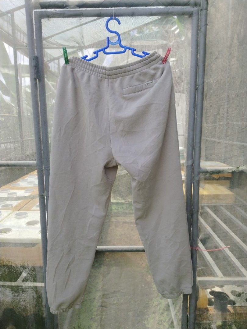 Snow Peak Sweatpants (Category: Joggers) located in Legazpi City. Submitted by genobecollectives (Listing ID 1461580451, Image 2). Description: Snow Peak sweatpants 600 free ship - Color: Beige - Size: Men's L (US L, EU XL) -30 - 35 waist -38 length - Features: Elastic waistband with drawstring, ribbed knee detailing issue nasa last pic. very good condition pa din dm📩.