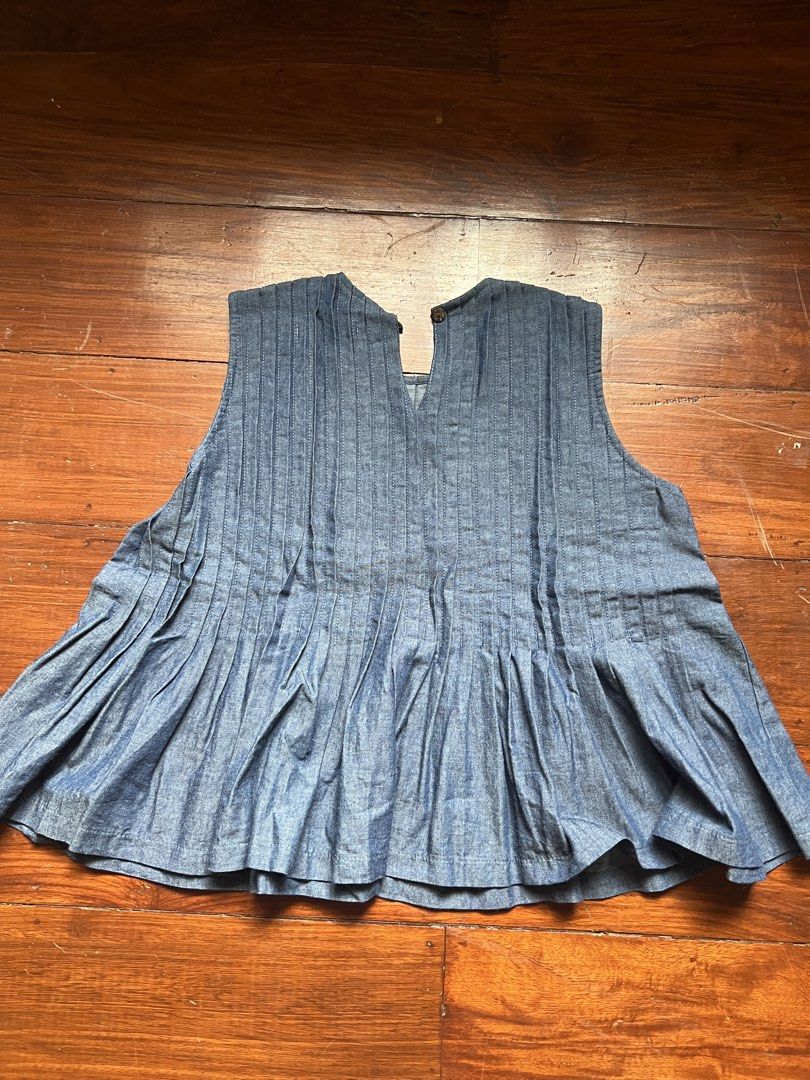 SOMS Blue Pleated Baby Top (Category: Sleeveless) located in Cebu City. Submitted by tita_chatts (Listing ID 1461566220, Image 2). Description: purchased in vietnam, rfs i just dont reach for it.