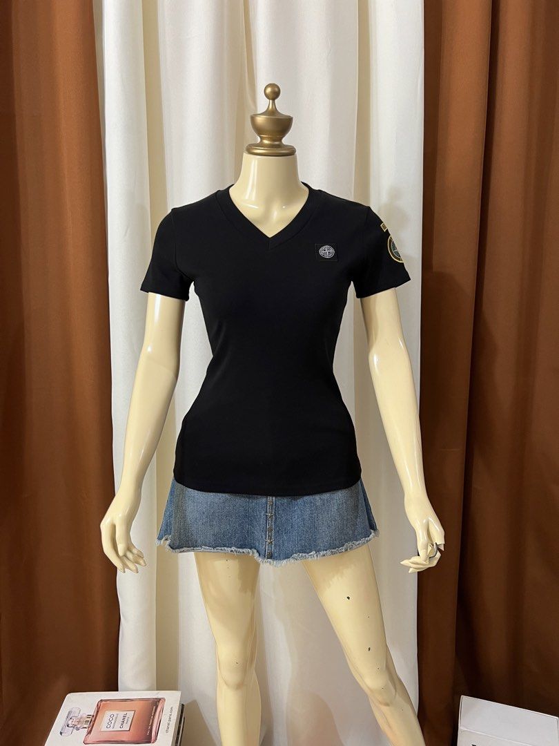 ‼️NA‼️Stone Island Top Orig💯 (Category: Luxury Apparel) located in Cebu City. Submitted by sexyclosetph2.0 (Listing ID 1461715529, Image 2). Description: Orig💯 In great condition Fits all super stretchy small-large would fit! Soft and comfy material Color rate 10/10 Black in actual.