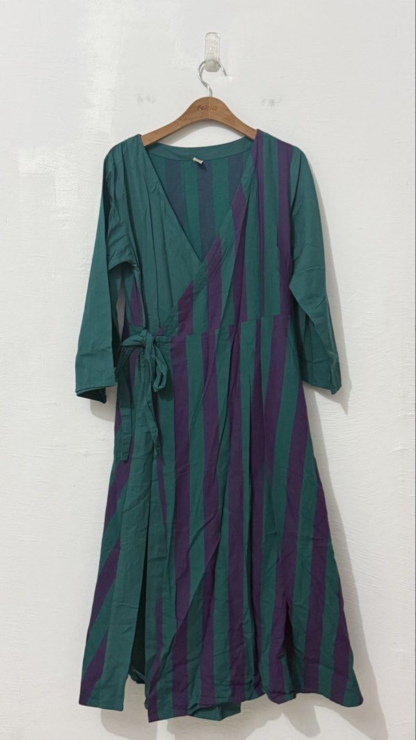 Stripe side wrap maxi dress (Category: Dresses) located in Cordova. Submitted by thedecluterrer (Listing ID 1461598326, Image 1). Description: .