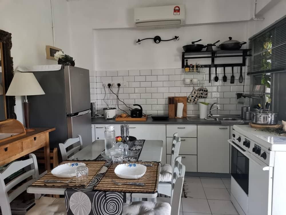 Studio unit (Category: Bathroom & Kitchen Fixtures) located in Kuala Lumpur. Submitted by clickclockclark (Listing ID 1461598019, Image 1). Description: - Fully equipped kitchen set - Includes refrigerator - Gas stove - Dining table with chairs - Assorted kitchenware - Washing machine - Storage cabinets - All items in good working order - Ideal for new homes or rental properties.