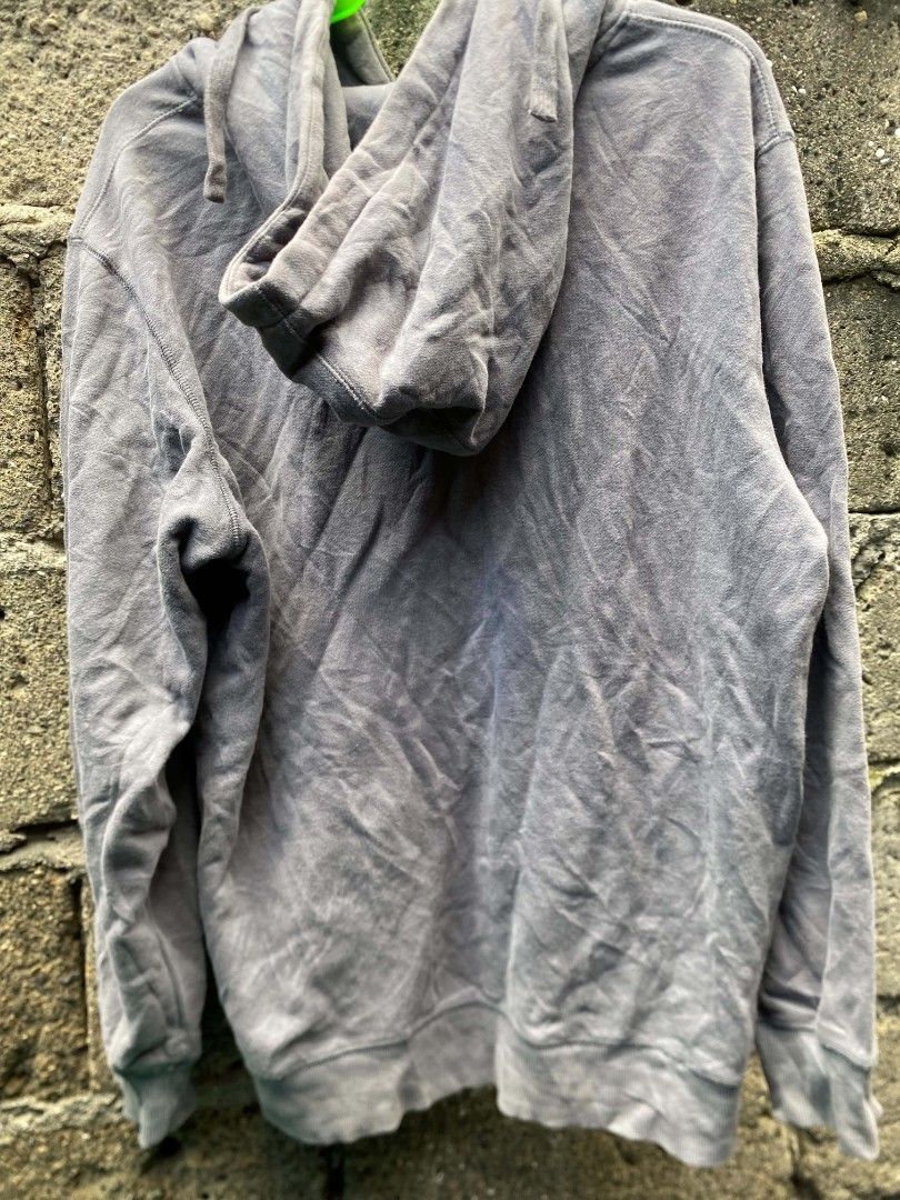 Supreme Box Logo Hoodie Grey Size L (Category: Hoodies) located in Dasmarinas. Submitted by redeeeen. (Listing ID 1461612415, Image 3). Description: - Grey Supreme Hoodie - Features iconic box logo on front - Material: 85.3% Cotton, 14.7% Polyester - Size: L - Care: Refer to label - Ideal for casual wear.