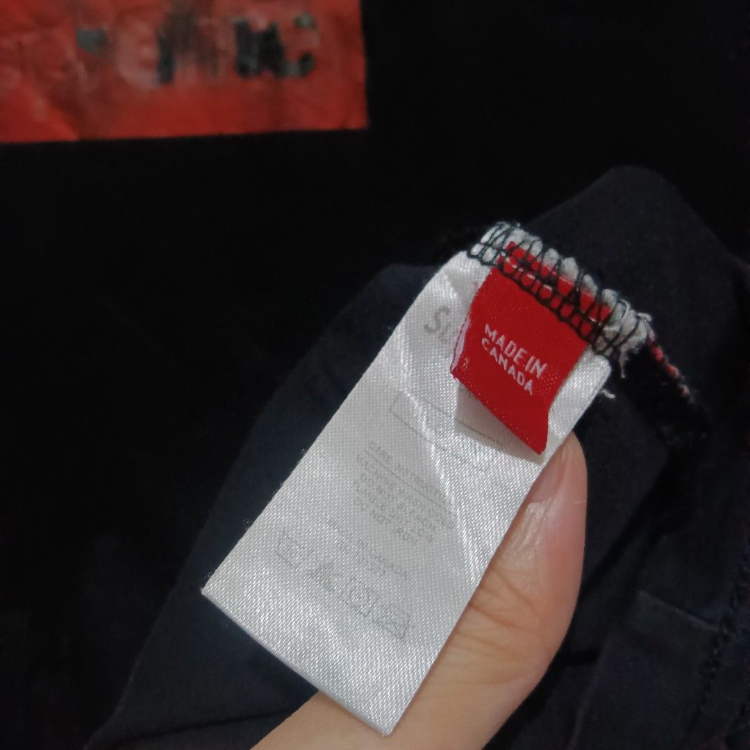 SUPREME Box Logo Shirt (Category: Shirts) located in Caloocan City. Submitted by jaychingsss (Listing ID 1461675522, Image 3). Description: Supreme Box Logo Shirt - 50 21x28 Complete Tags Color Rate: 9.5/10 may peels sa prints check photo Off/Legit NEED WASH.