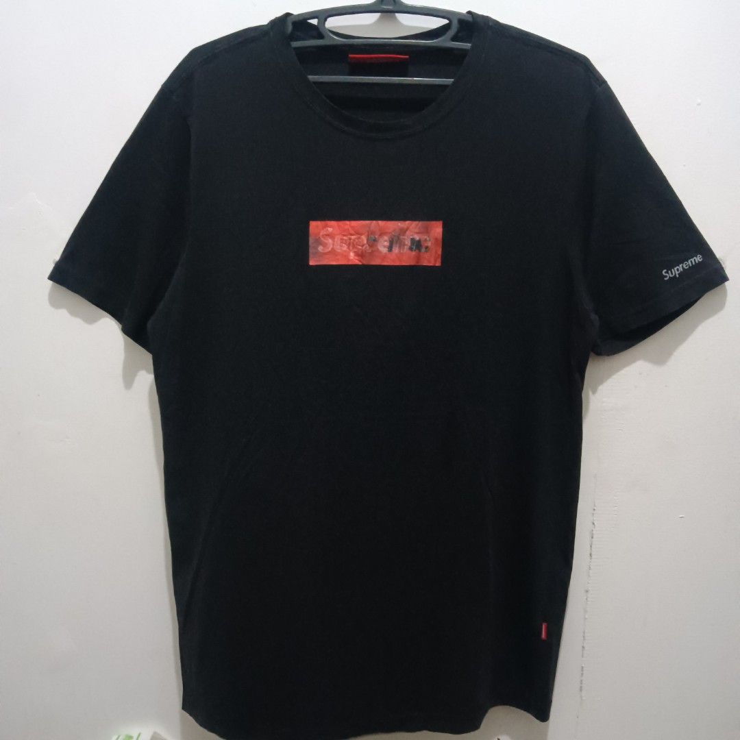SUPREME Box Logo Shirt (Category: Shirts) located in Caloocan City. Submitted by jaychingsss (Listing ID 1461675522, Image 1). Description: Supreme Box Logo Shirt - 50 21x28 Complete Tags Color Rate: 9.5/10 may peels sa prints check photo Off/Legit NEED WASH.